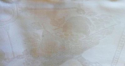 un ours en peluche assis sur une table