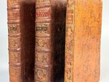 deux vieux livres posés côte à côte sur une surface blanche