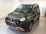 La petite voiture est garée dans la grande salle du bâtiment.