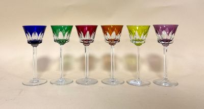 plusieurs verres à vin de couleurs différentes sont alignés