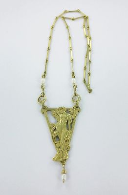 une image représentant un collier en or orné d'un oiseau