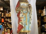 une statue représentant une femme coiffée d'une couronne, posée sur une table