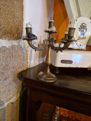 un bougeoir posé sur une table à côté d'un miroir