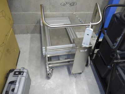 un chariot posé au milieu d'une pièce