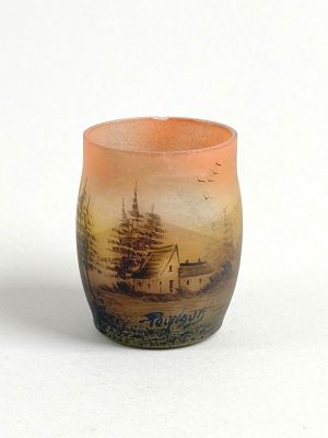 un petit vase avec une peinture sur une surface blanche