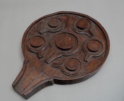 une raquette en bois en forme d'arbre, ornée de cercles