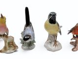 cinq figurines d'oiseaux empilées les unes sur les autres