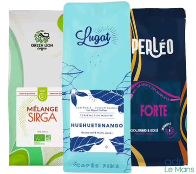 trois types différents de sachets de café sur fond blanc