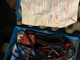 une personne tenant une boîte bleue remplie de fils