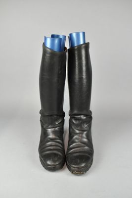 une paire de bottes en cuir noir ornées de cache-talons bleus