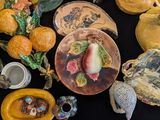 de nombreux types de poteries sur la table