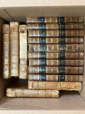 de nombreux livres anciens dans un carton posé sur une table