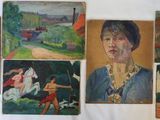 Plusieurs tableaux représentant des femmes et des chevaux sont accrochés au mur.