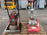 une machine posée sur une palette dans un entrepôt