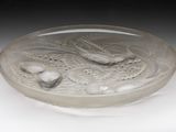 un saladier en verre orné d'un motif de poisson