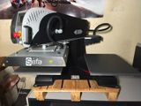 une machine posée sur une table