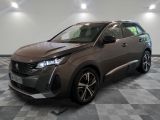 Le nouveau SUV Peugeot est garé dans le showroom.