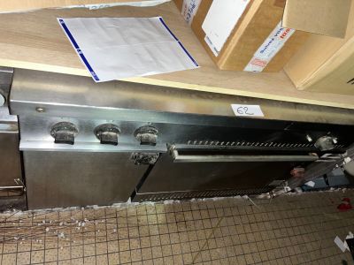 une image d'une cuisine commerciale avec beaucoup d'espace de travail