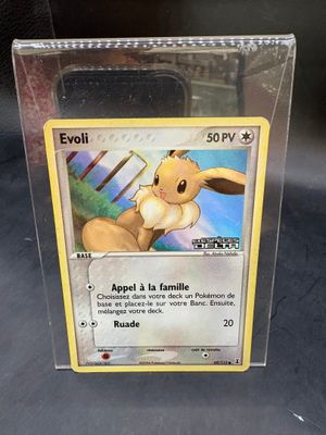 une image représentant une carte Pokémon dans une boîte en plastique