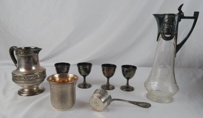 beaucoup d'objets en argent et en verre sur la table