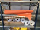 de nombreux rouleaux de papier sur les étagères de la pièce