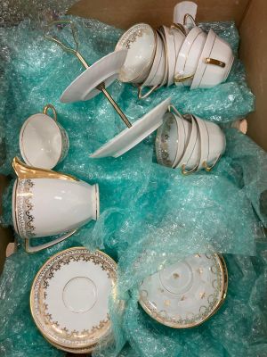 beaucoup de tasses à thé et de soucoupes dans une boîte