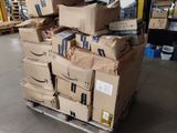 boîtes empilées dans un entrepôt