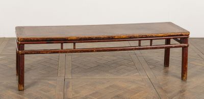 une photo d'un banc en bois posé sur un parquet