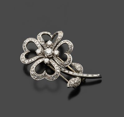 une broche ancienne en forme de fleur, sertie de diamants