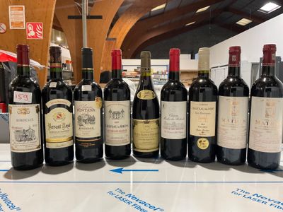 plusieurs bouteilles de vin alignées sur une table