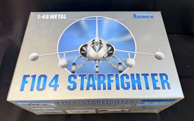 une boîte sur laquelle figure une maquette d'avion de chasse
