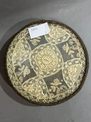 un gros plan d'un coussin rond sur lequel figure une étiquette