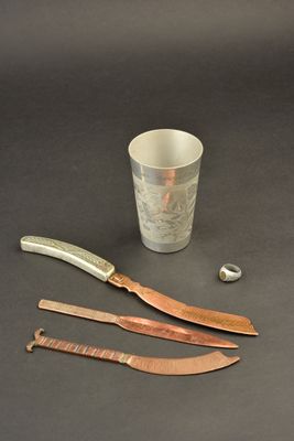 une tasse, un couteau et d'autres objets posés sur une table