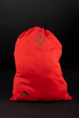 un sac rouge orné d'un signe « $ », posé sur une surface noire
