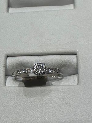 une bague en diamant dans une boîte blanche contenant une bague en diamant