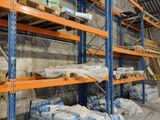 de nombreuses étagères sur lesquelles sont posés des sacs dans un entrepôt
