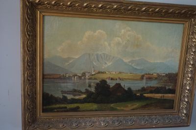 une photo d'un tableau accroché au mur