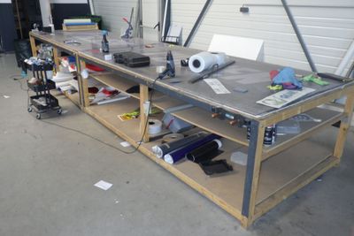 une image d'un établi dans un garage