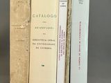 trois livres sont empilés sur une table