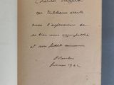 un livre ouvert avec une écriture manuscrite posé sur une table