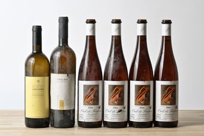 six bouteilles de vin sont alignées sur une table en bois