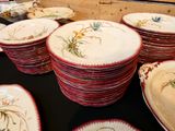 un grand nombre d'assiettes posées sur une table