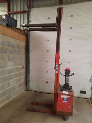 une photo d'un garage avec un chariot élévateur