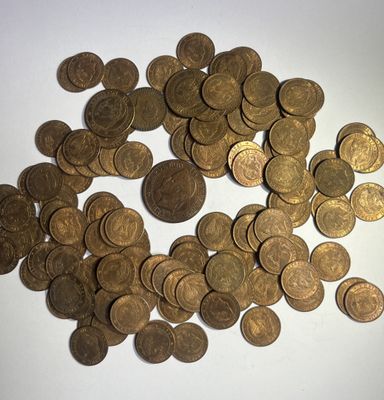 beaucoup de pièces qui sont sur la table