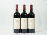 trois bouteilles de vin rouge posées côte à côte sur une table