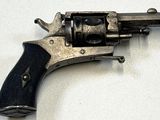 un pistolet posé sur une surface blanche