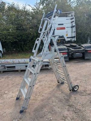 une échelle posée par terre à côté d'un camion