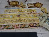 beaucoup de tapis par terre dans une pièce