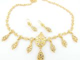 un ensemble composé d'un collier et de boucles d'oreilles en or