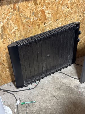 un radiateur posé au sol, près d'un mur